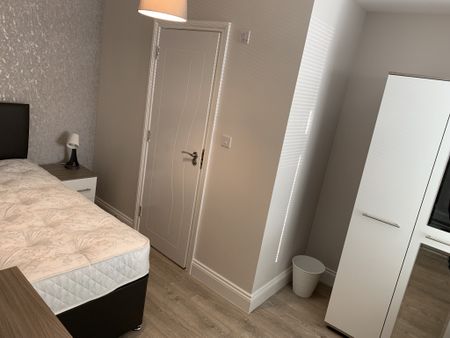 BEDROOM 4 – LARGE DOUBLE ENSUITE - Photo 3