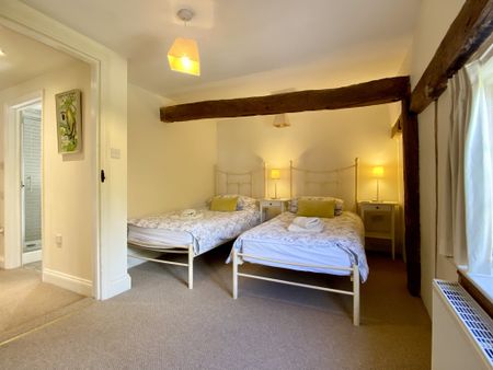 Charming Semi Detached Three Bedroom Cottage with Ground Floor WC, Garage and Parking. - Photo 4