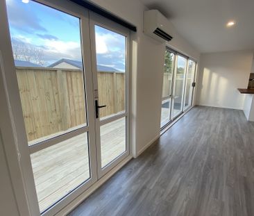 This stunning townhouse - Photo 2