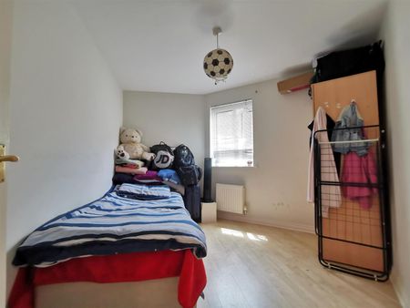 2 bed flat to rent in Symphony Close, Edgware, HA8 - Photo 2