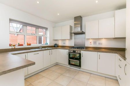 5 bedroom detached house to rent - Photo 2