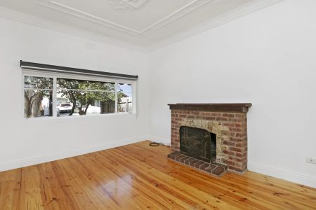 Bright and spacious home - Photo 2