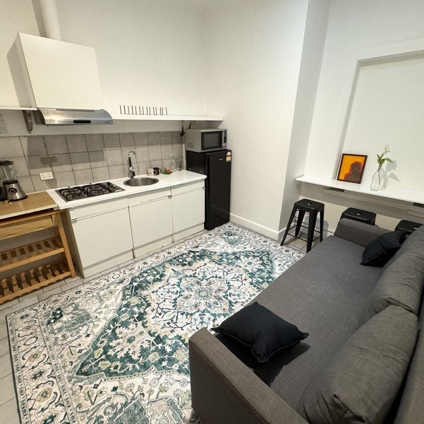 FULLY EQUIPPED ONE BEDROOM APARTMENT. - Photo 1