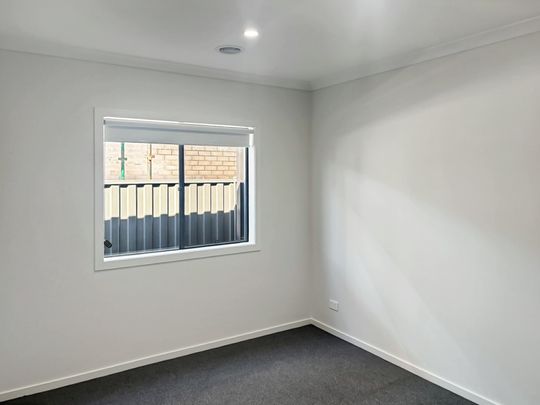 100 Molesworth Crescent, Donnybrook VIC, Belconnen - Photo 1