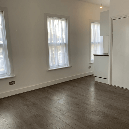Self contained studio flat close to ilford station- £1200 pcm - Photo 4