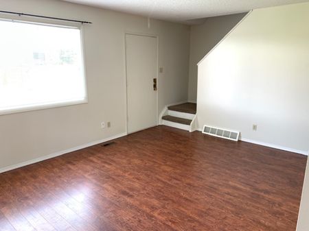 PET FRIENDLY RENOVATED TOWNHOUSE IN NORMANDEAU!!! - Photo 4