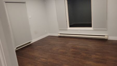 For Lease - 68 Southdale Road, London South, Ontario - Photo 2