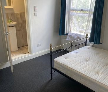 Room in a Shared House, Arngask Road, SE6 - Photo 1