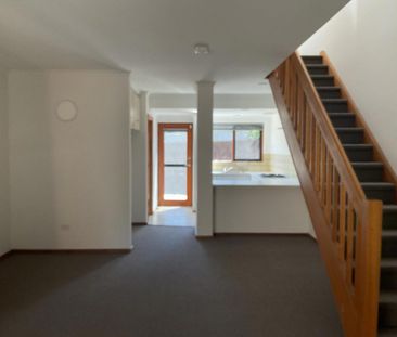 FRESHLY PAINTED WITH NEW CARPET 2 BEDROOM TOWNHOUSE 15 MINS TO CBD - Photo 1
