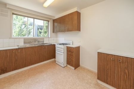 Spacious Two Bedroom Apartment In The Heart Of Kew - Photo 2