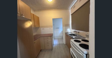 Spacious living ground floor unit in a quite street - Photo 4