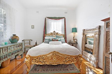 Stylish Three Bedroom Home - Photo 4