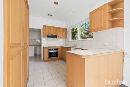Perfectly located 3 bedroom family home - Photo 3