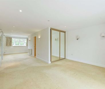 Spacious five bedroom family home with stunning open plan living an... - Photo 4