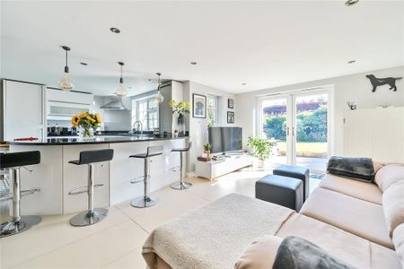 4 bedroom semi-detached house to rent - Photo 2