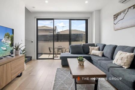 “Fully Furnished 2-Bedroom Townhouse in Prime Essendon Location” - Photo 2