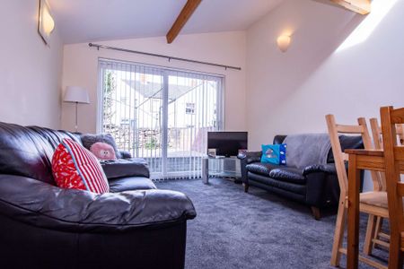 An architecturally designed, spacious six bed property. - Photo 2