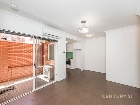 Stylish Ground Floor Apartment - Photo 1