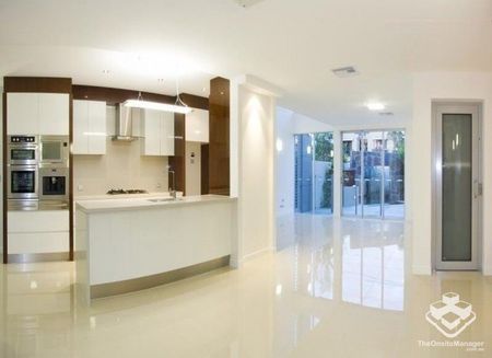 Executive Townhouse on Chevron Island - Photo 5