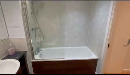 1 Bed Flat, Great West Road, TW8 - Photo 5