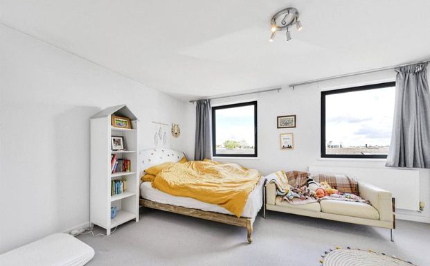 Meadowbank, Primrose Hill - Photo 1