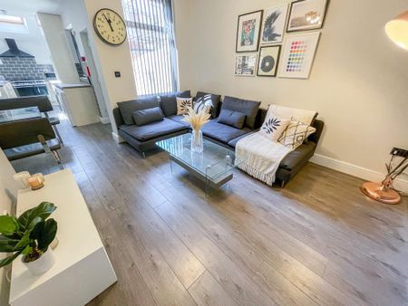 6 bedroom terraced house to rent - Photo 2