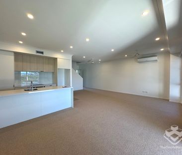 Fantastic Three-Bedroom Townhouse in Emerald Lakes - Photo 2