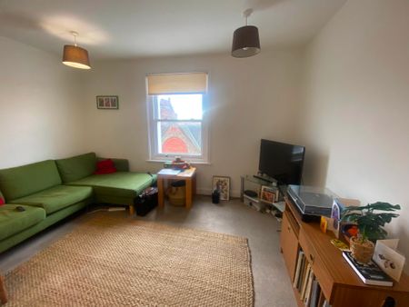 Two bed Apartment available TO LET on Lark Lane - Photo 2