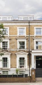 Large studio set within a period house with access to a large communal garden. - Photo 4