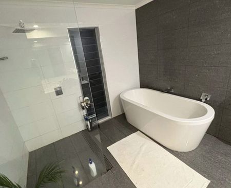 Broadbeach Waters - Photo 3