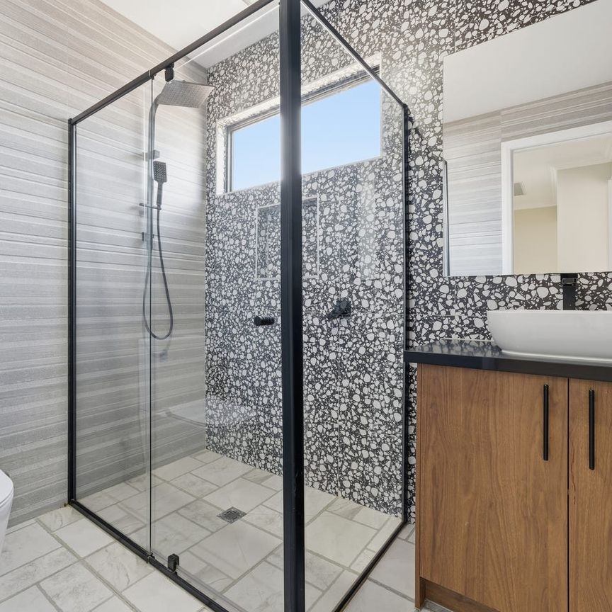 Modern Family Living in the Heart of Thornhill Park FOR LEASE! - Photo 1