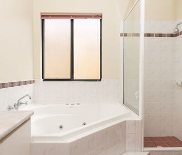 Huge 5 Bedroom Home in Cul De Sac Location @$980 Per Week - Photo 1