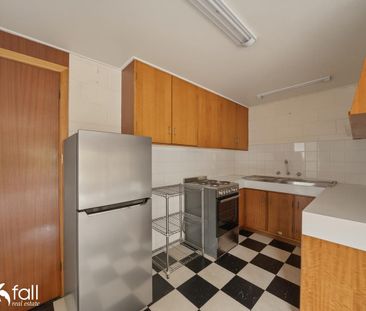 Well presented unit offering low maintenance living - Photo 2