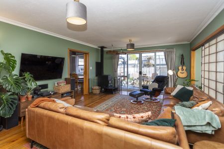Pet friendly family home! - Photo 2