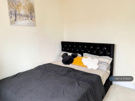 3 bedroom detached house to rent - Photo 2