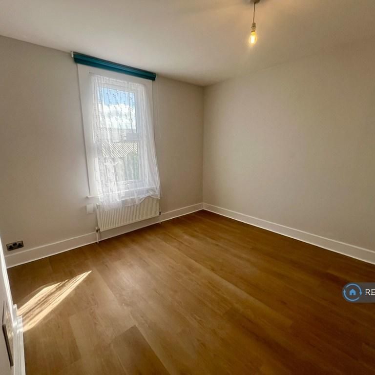 2 bedroom end of terrace house to rent - Photo 1