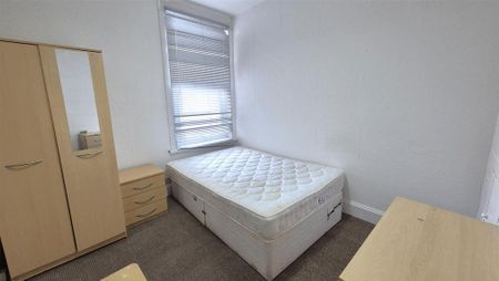 4 bedroom terraced house to rent - Photo 5