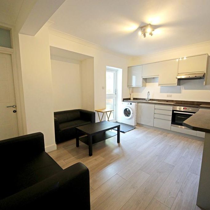 5 bedroom semi-detached house to rent - Photo 1