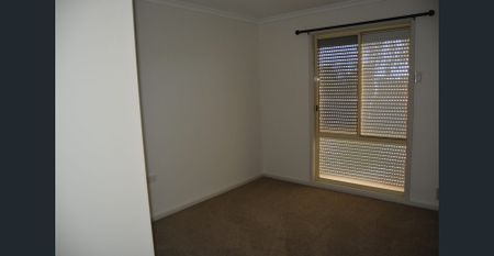 EXCELLENT HOME FOR THE FAMILY WITH POOL - Photo 4