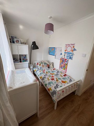 2 Bed Terraced House, Andrewes Gardens, E6 - Photo 3