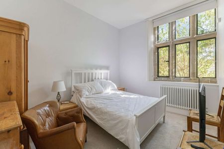 An impressive one bedroom ground floor flat in the idyllic grounds of Borde Hill. - Photo 3