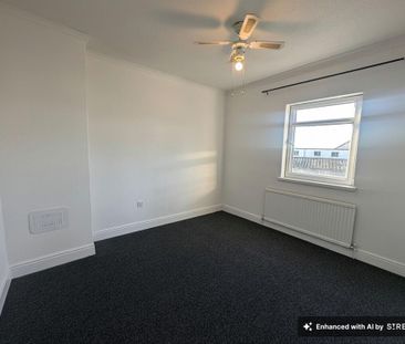 3 bedroom end of terrace house to rent - Photo 4