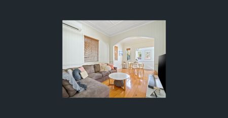 Charming Queensland Cottage – Perfect for Professionals or Small Families! - Photo 2