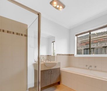 Spacious 3-Bedroom Home with 2 Bathrooms and Double Garage - Ideal ... - Photo 6