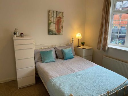 COUPLES WANTED! Room 1: 46 George Road, Guildford, GU1 4NR - Photo 2