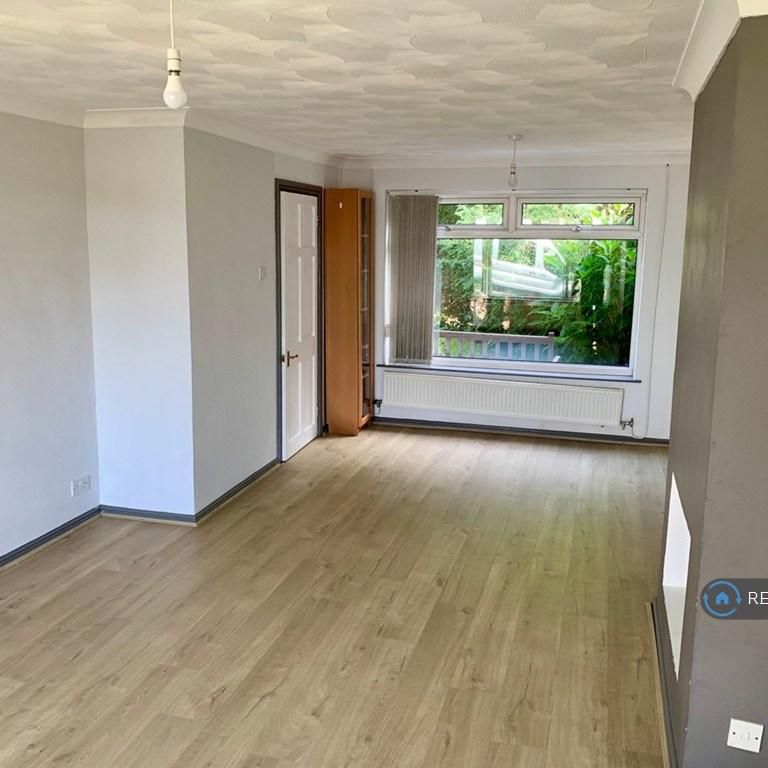3 bedroom semi-detached house to rent - Photo 1
