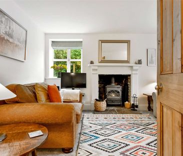 Beautifully presented two bedroom semi-detached cottage in the heart of Quenington. - Photo 5