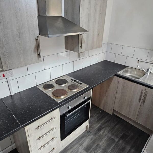 Flat 2, Linden Grove, Beeston, Leeds, LS11 6EY - Photo 1