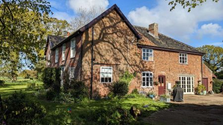 6 Bedroom Detached Farmhouse with an extensive, beautiful refurbishment carried out throughout in 2022. - Photo 3