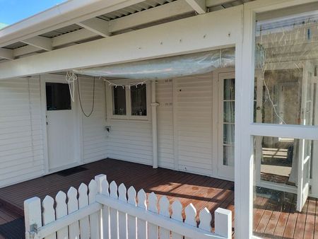 3 Bedroom double bathroom Centralised heat/cool - Photo 3